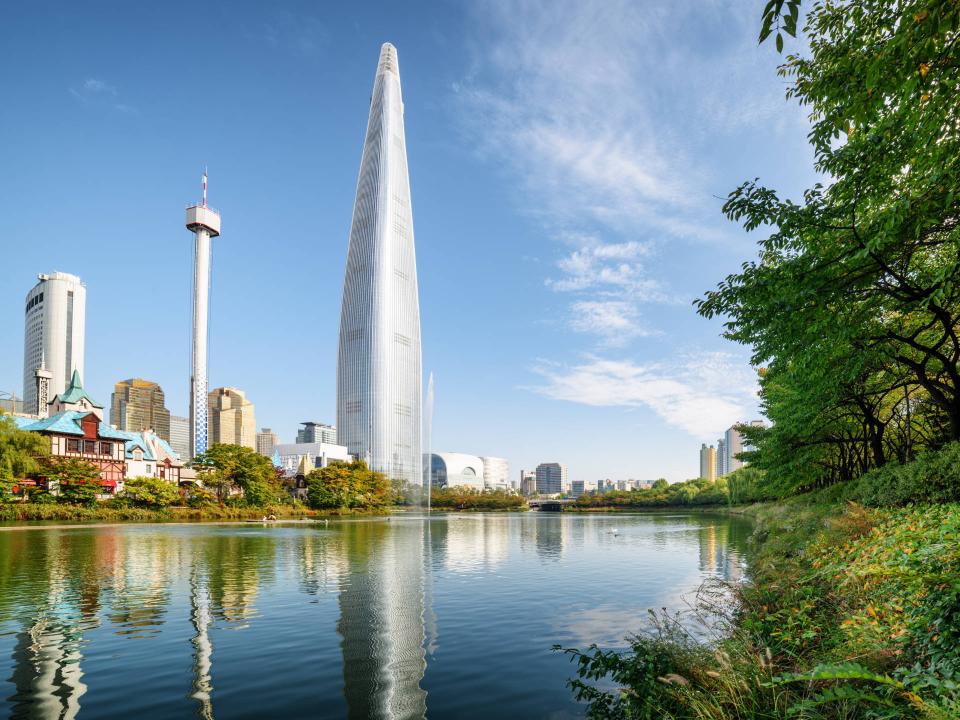 Die Optik des Lotte World Towers in Seoul ist von traditioneller koreanischer Keramik inspiriert. Foto: efired - stock.adobe.com____