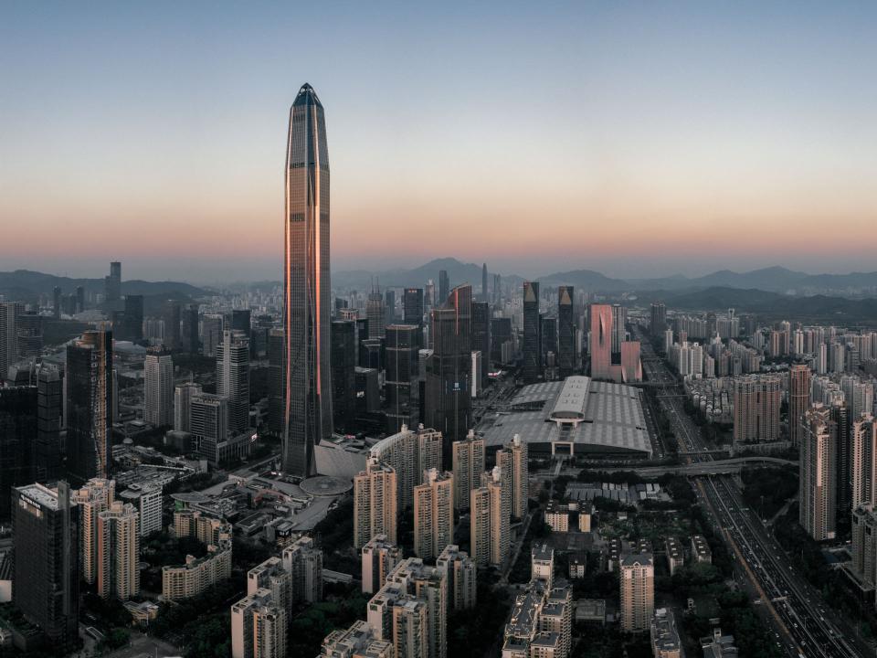 Das Ping An Finance Center in Shenzen überragt die Nachbargebäude deutlich. Foto: Getty Images/Moment RF____