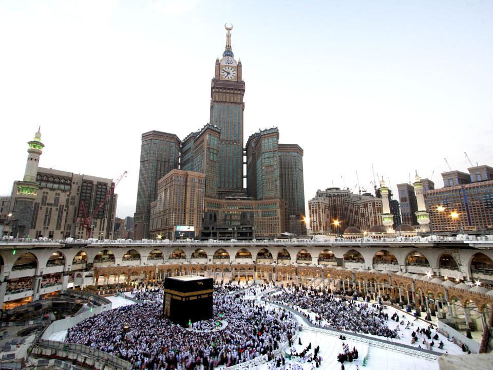 Der Mecca Royal Clock Tower in Mekka wird als Hotel genutzt. Foto: Shutterstock / Shazrul Edwan____