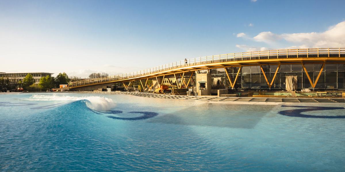 Die o2 SURFTOWN MUC ist der erste Surfpark in Deutschland. Foto: SURFTOWN