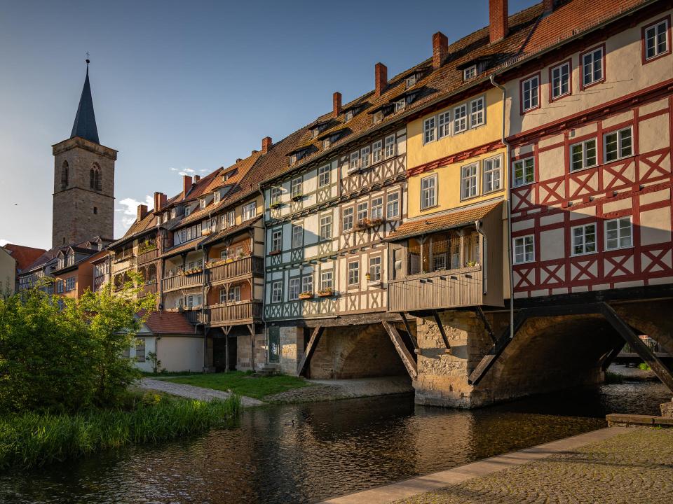 Krämerbrücke in Erfurt mit Fachwerkhäusern und Fluss im Vordergrund.____