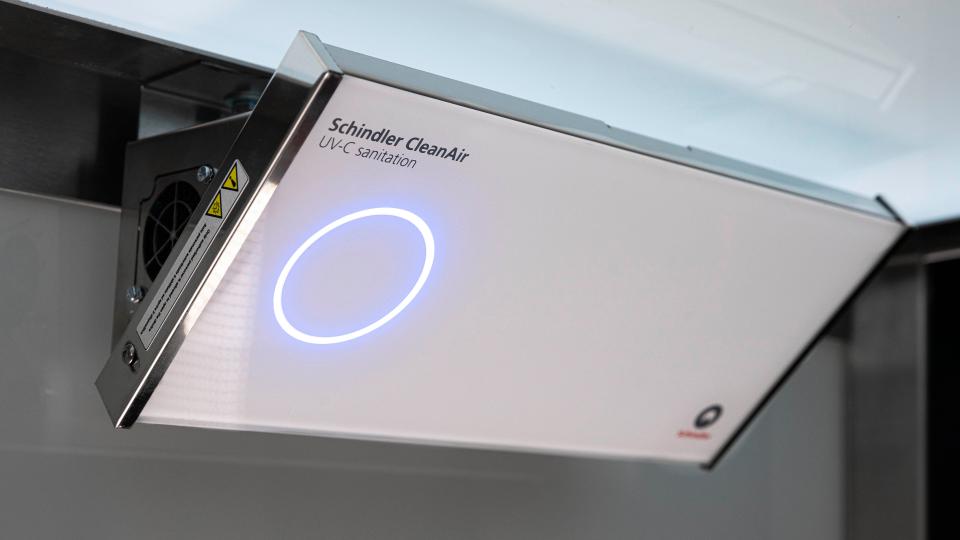 Schindler "UV CleanAir" für saubere Luft in der Aufzugskabine: Mit dieser nachrüstbaren Lösung werden Keime und Viren in der Luft mithilfe von UV-C-Licht unschädlich gemacht. Foto: Schindler____