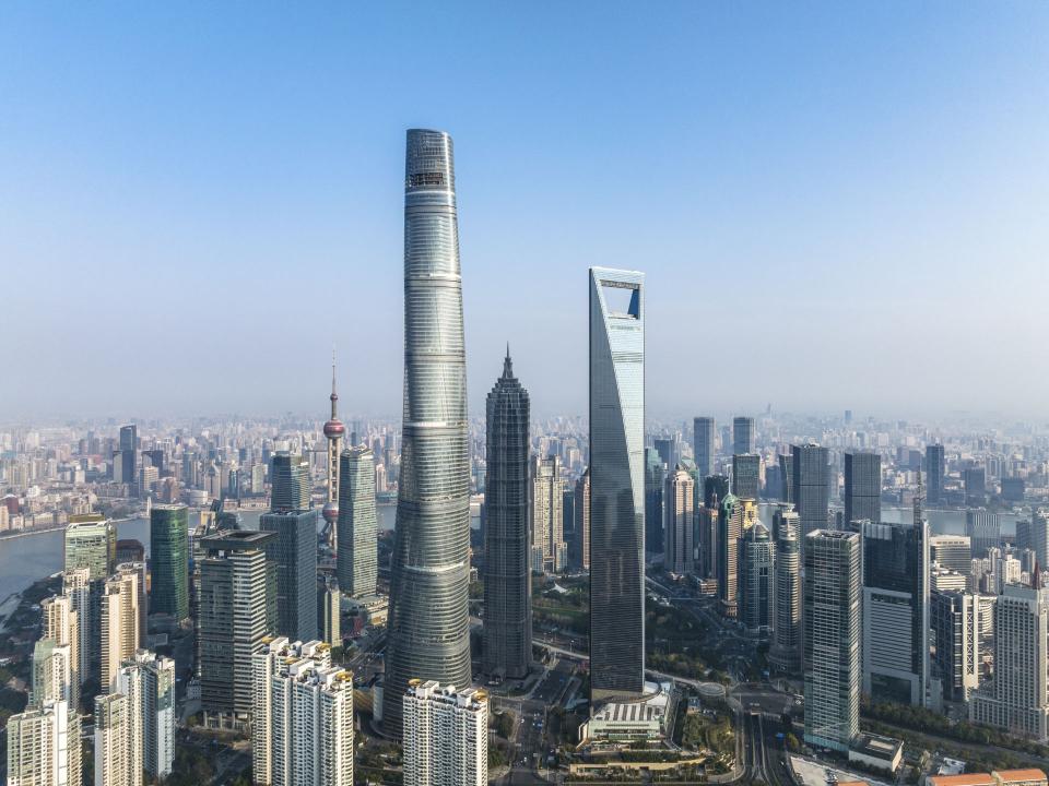 Der Shanghai Tower ist der höchste von vielen spektakulären Wolkenkratzern in Pudong. Foto: Moment RF/Getty Images____