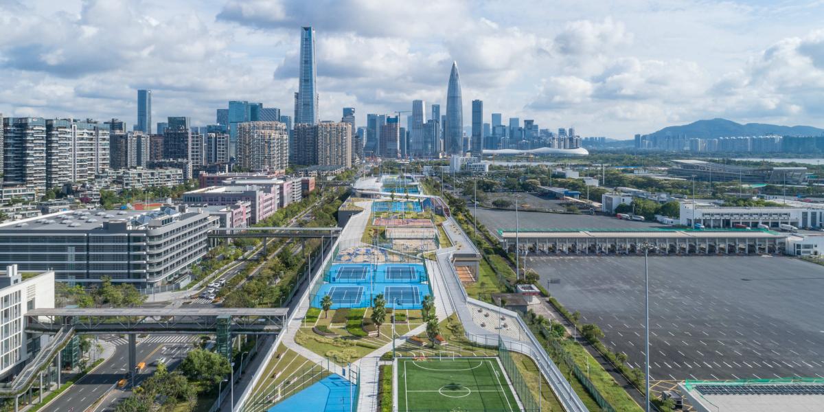 Skyline von Shenzhen mit modernen Hochhäusern und einem großen Park im Vordergrund.