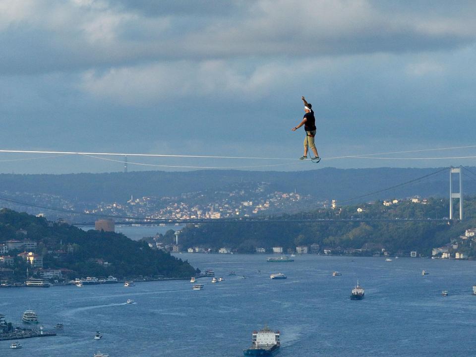 Nervernkitzel garantiert: Jaan Roose ist einer von wenigen, die in dieser Höhe auf der Slackline keine wackeligen Füße bekommen. Foto: picture alliance/Anadolu____
