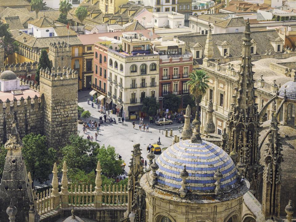 Historische Architektur mit verzierten Türmen und Kuppeln, zentrale Plaza in einer spanischen Stadt.____