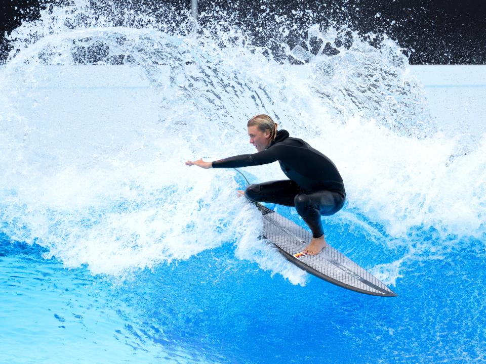 Olympiateilnehmer Tim Elter beim Surfen in der o2 SURFTOWN MUC____