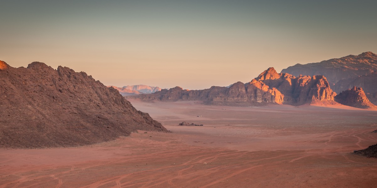 Wer Raum und Ruhe sucht, der wird in der Wüste fündig, wie etwa in Jordaniens Wadi Rum. Doch abgelegene Orte finden sich auch in deutlich kürzerer Entfernung. Foto: Picture Alliance