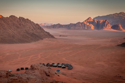 Wer Raum und Ruhe sucht, der wird in der Wüste fündig, wie etwa in Jordaniens Wadi Rum. Doch abgelegene Orte finden sich auch in deutlich kürzerer Entfernung. Foto: Picture Alliance
