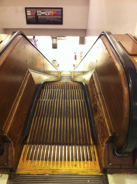 Die hölzerne Fahrtreppe im New Yorker Kaufhaus Macy's