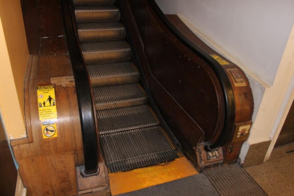 Die hölzerne Fahrtreppe im New Yorker Kaufhaus Macy's____