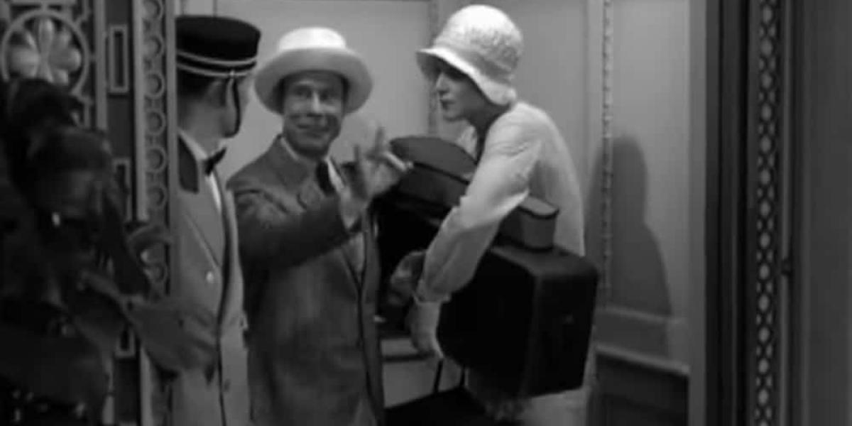 Jack Lemmons Daphne, Osgood Fielding sind zusammen mit dem Liftboy im Aufzug..