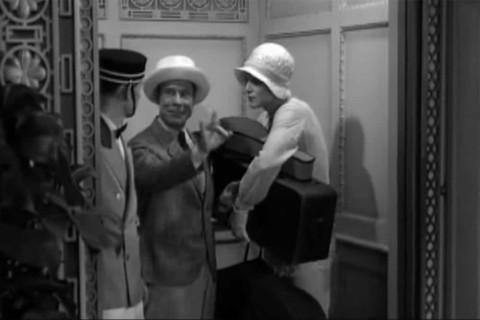 Jack Lemmons Daphne, Osgood Fielding sind zusammen mit dem Liftboy im Aufzug..