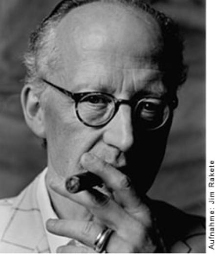 Dr. Jeannot Simmen raucht eine Zigarre
