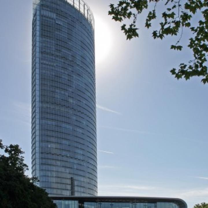 Post Tower in Bonn. Die Sonnen seht hinter dem Turm____