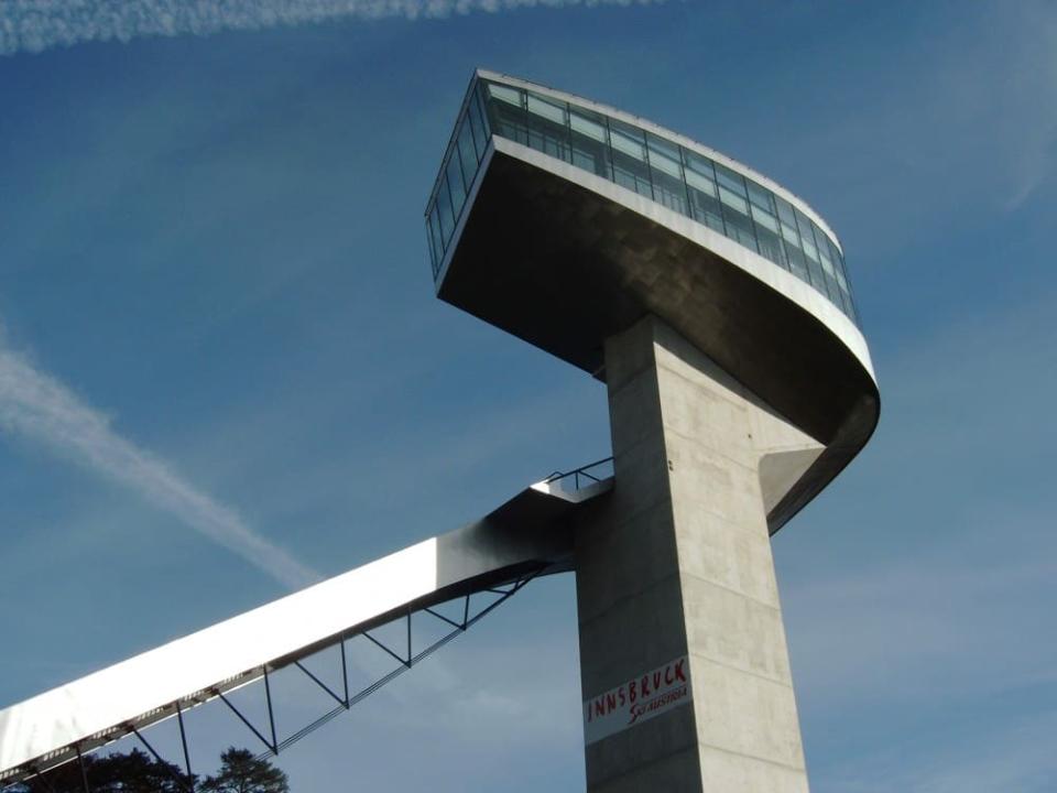 Bergiselschanze in Innsbruck an einem sonnigen Tag aus der Froschperspektive____