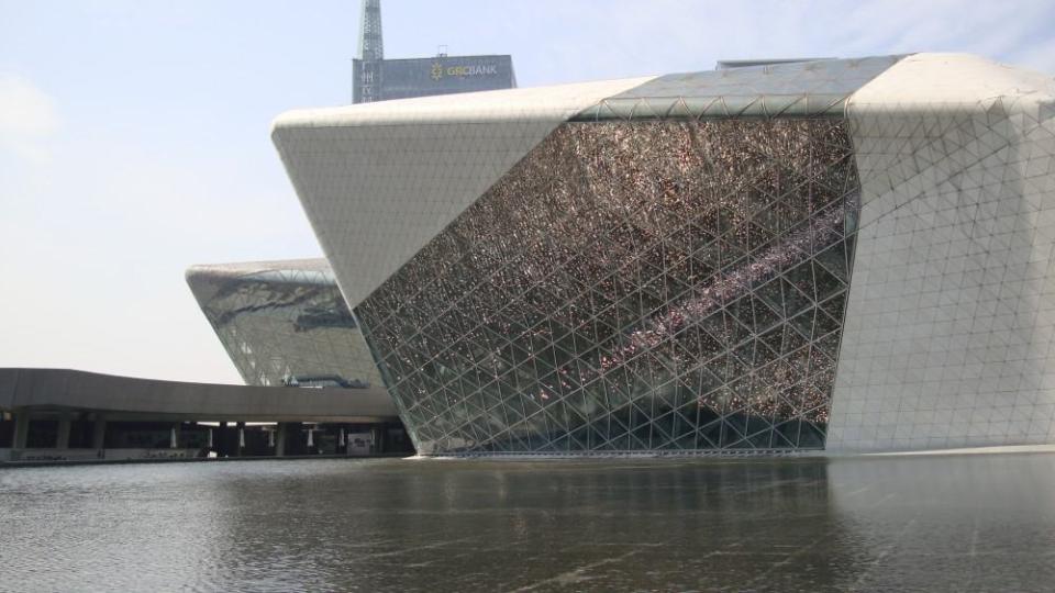 Modernes, gläsernes Opernhaus direkt am Wasser____