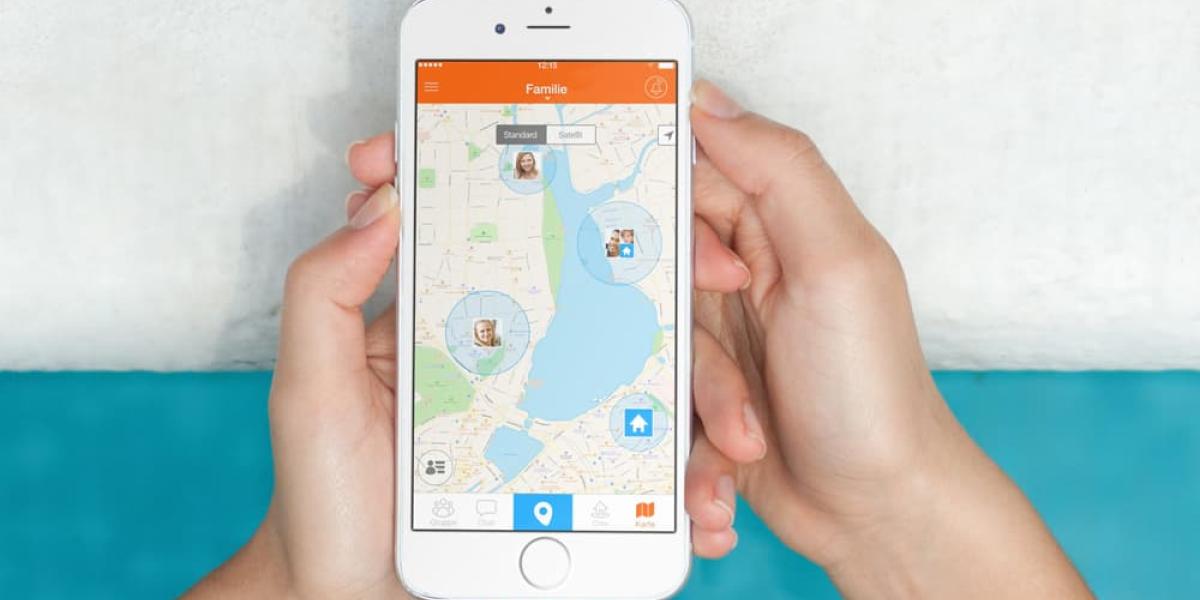 Familo-App geöffnet auf einem Smartphone. Man sieht wo sich die einzelnen Familienmitglieder befinden