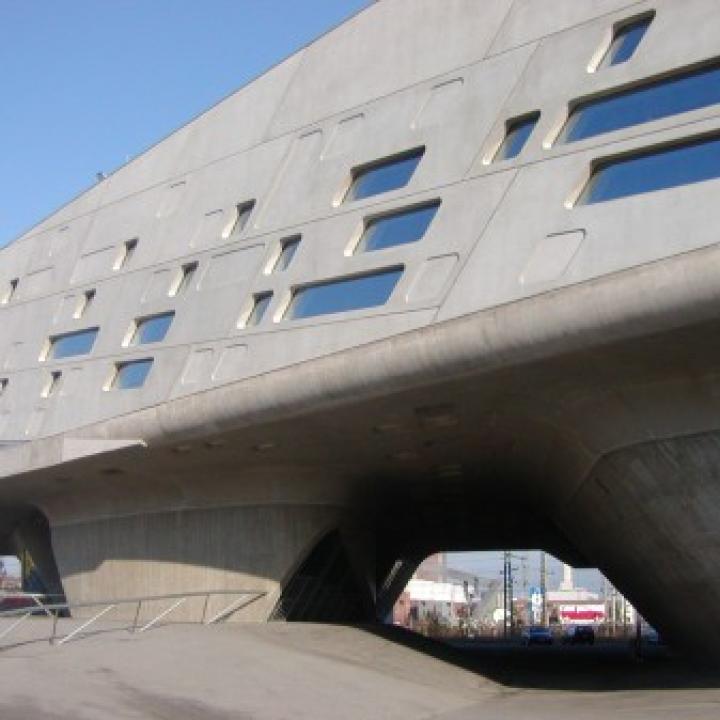 Futuristisch gestaltetes, rundes Gebäude. Die Fenster sind abgerundet und versetzt eingebaut.____