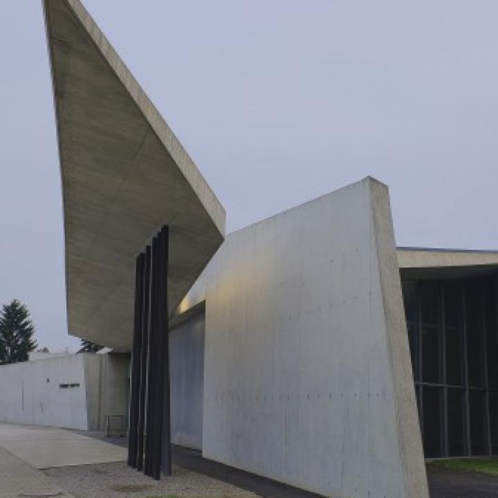 Feuerwehrhaus in Weil am Rhein. Besteht aus grauen, modernen Betonplatten und Staglträgern____