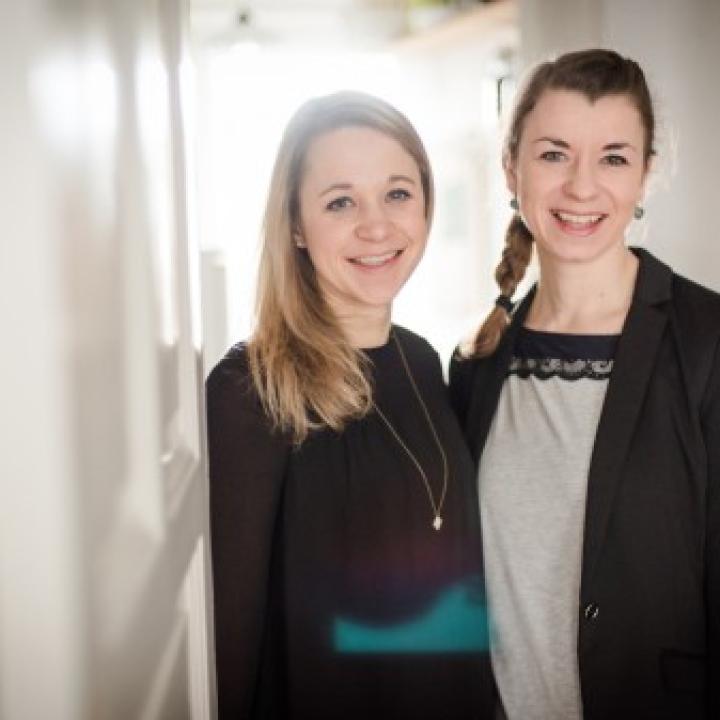 Miriam Schütt und Marie-Lene Armingeon schauen lächeln die Kamera____