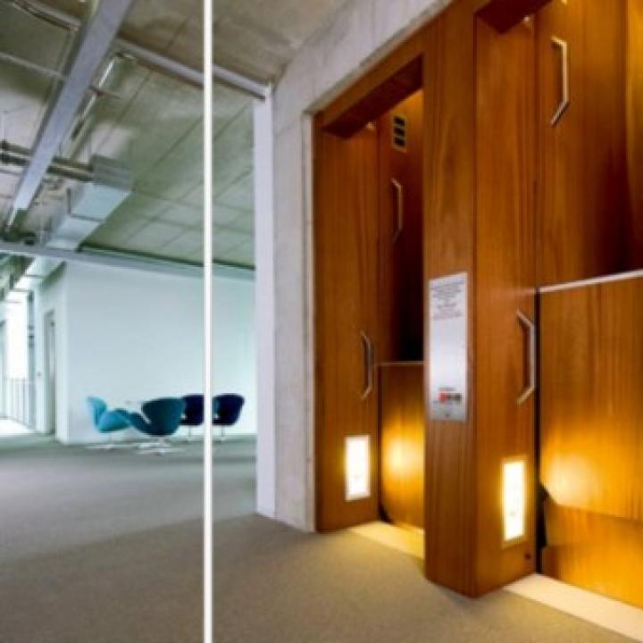 Paternoster in einem modernen Gebäude____