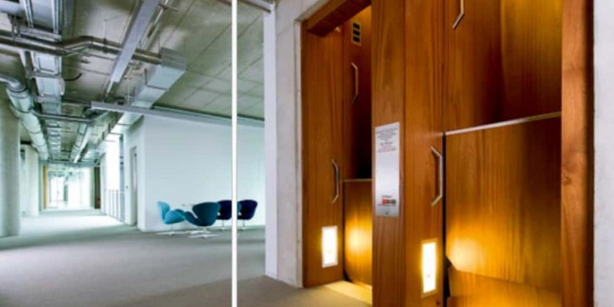 Paternoster in einem modernen Bürogebäude
