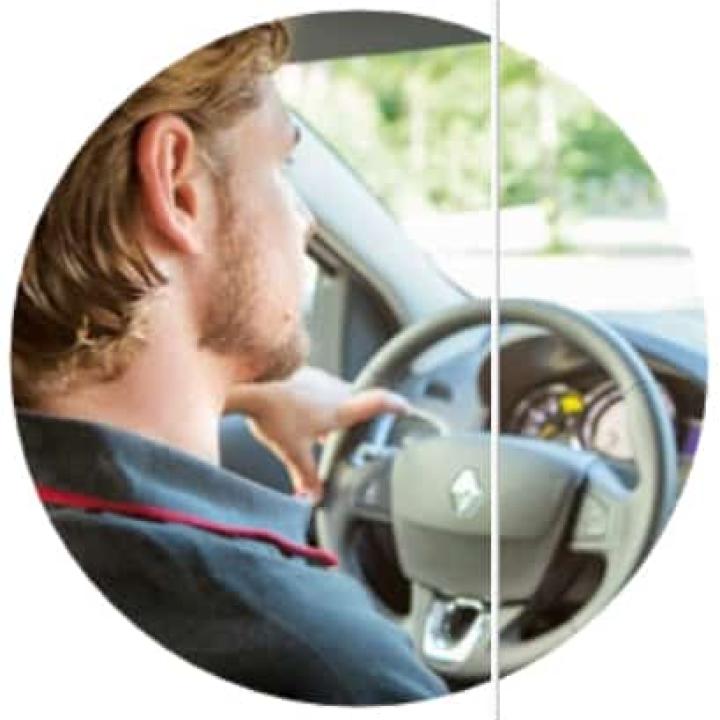 Mann mit blonden Haaren sitzt am Steuer eines Autos____