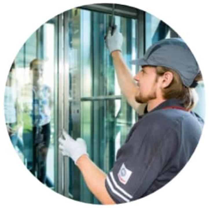 Schindler-Mitarbeiter bei der Arbeit____