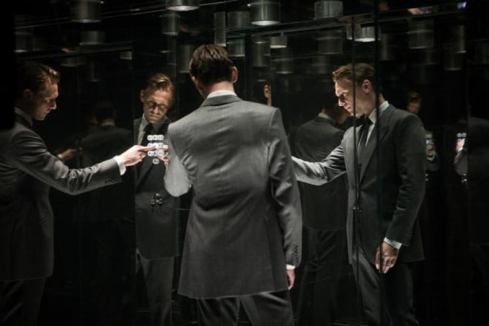 Geht es für den Arzt Dr. Robert Laing (Tom Hiddleston) nach oben oder unten? Oder ist der Aufzug bereits für alle abgefahren? Foto: DCM ____