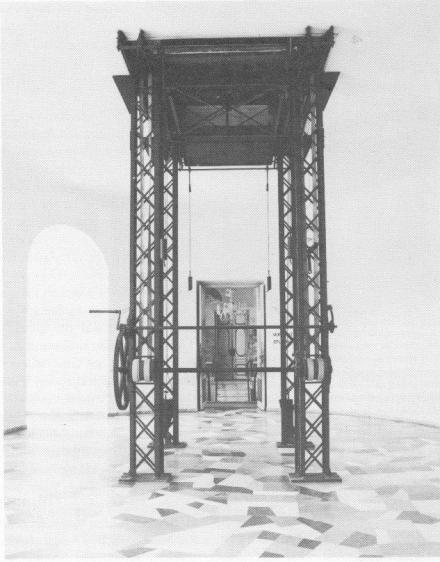 „Tischlein-Deck-Dich“, Herrenchiemsee, der Hebemechanismus; das Speisezimmer befindet sich darüber (Abb.: Bayerische Verwaltung der Staatlichen Schösser. Gärten und Seen)