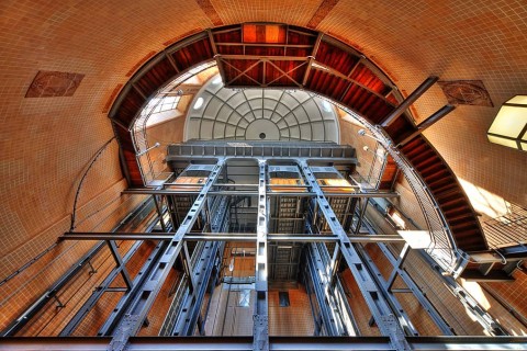 Blick in einen Fahrstuhlschacht des Alten Elbtunnels Foto: Kay Baumgartel/ Wikimedia