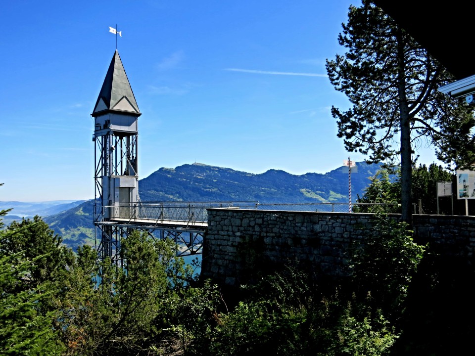 Der Hammetschwand-Lift verbindet auf dem Bürgenstock den Felsenweg in luftiger Höhe mit dem Aussichtspunkt Hammetschwand.____