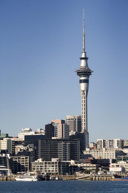 Skyline von Auckland mit Waitemata Harbour, Fährdock und der Sky Tower. Foto: Jorge Royan/ WikiCommons