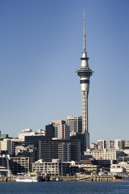 Skyline von Auckland mit Waitemata Harbour, Fährdock und der Sky Tower. Foto: Jorge Royan/ WikiCommons  