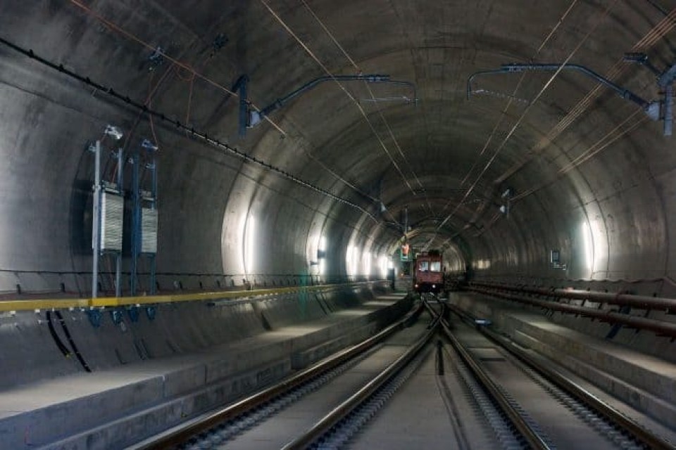 Aufnahme des Gotthard-Basistunnel. Ein Zug fährt in der Ferne.____