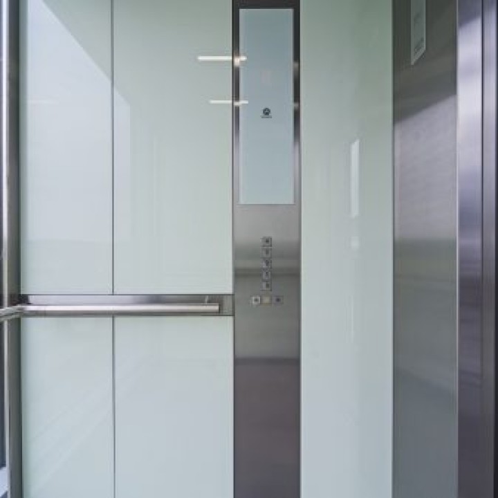 Kabine eines Fahrstuhls, man sieht die Schaltflächen____