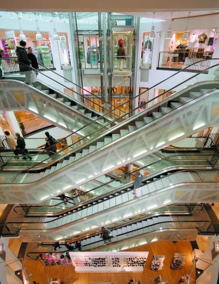 Verschiedene Rolltreppen, die sich kreuzen in einem Kaufhaus.