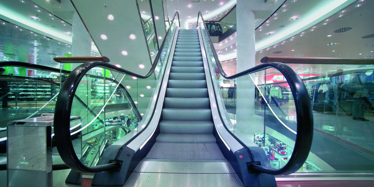 Rolltreppe, die in die nächste Etage führt in dynamischer, moderner Aufnahme.