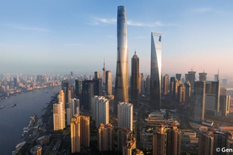 Shanghai Tower inmitten der Skyline von Shanghai