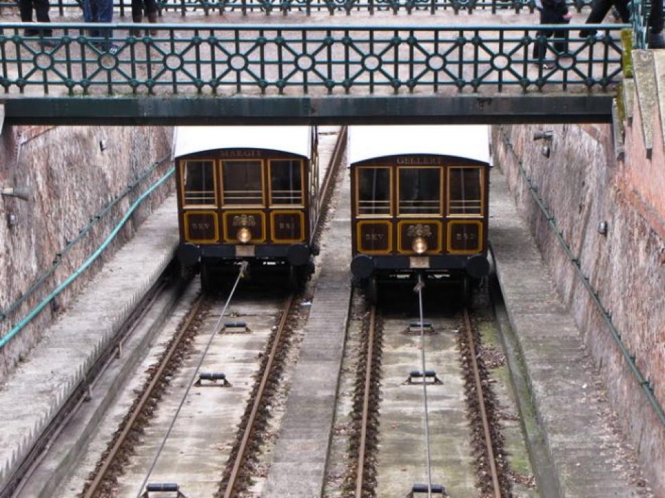 Zwei alte Seilbahnen in Budapest____