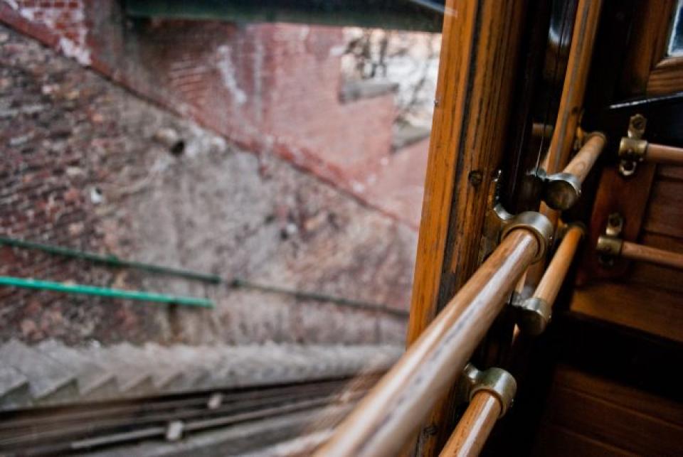 Nahaufnahme des Geländers der Seilbahn in Budapest____