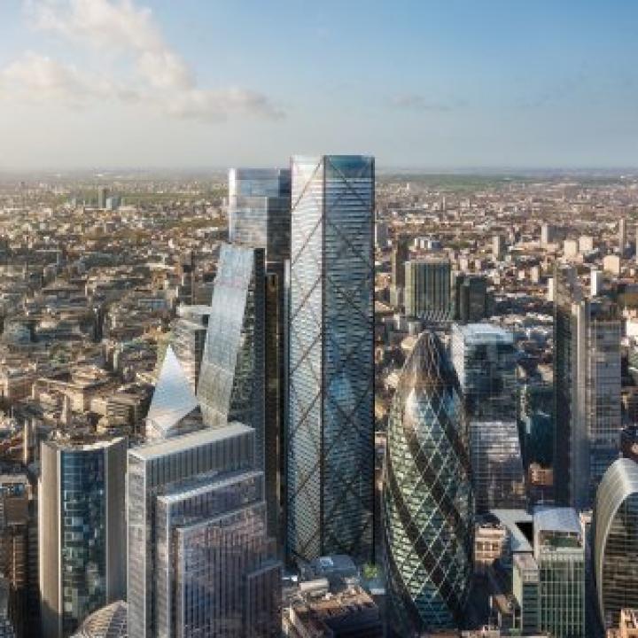 Wolkenkratzer in der Mitte von London an einem sonnigen Tag____