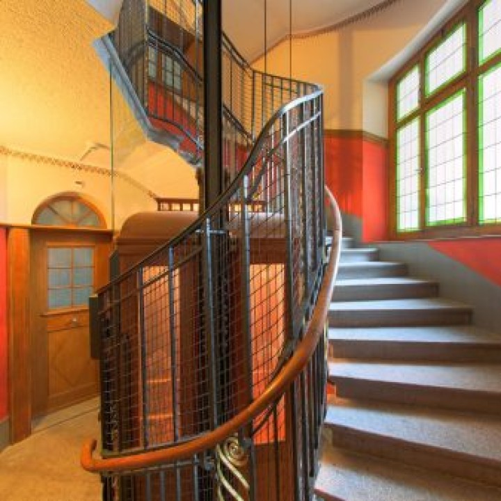 Der mutmaßlich älteste Schindler-Aufzug der Welt fährt am Hirschgraben 33b____
