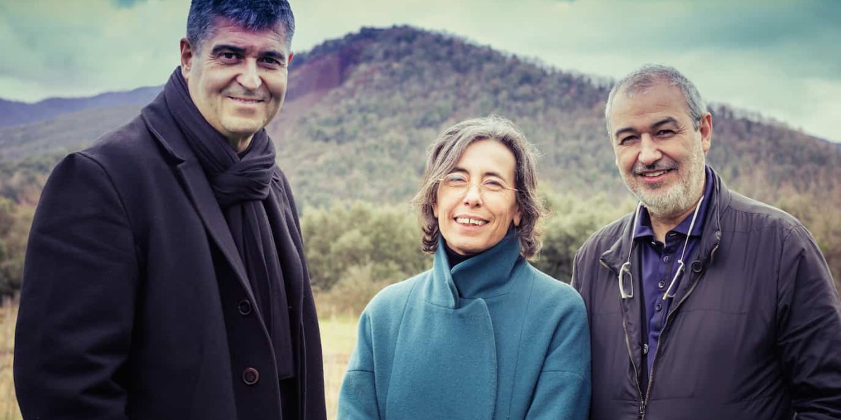 Und das sind die diesjährigen Pritzker Prize Gewinner: Rafael Aranda, Carme Pigem and Ramon Vilalta (v.l.n.r). Foto: Javier Lorenzo Domínguez via Prizker Prize.