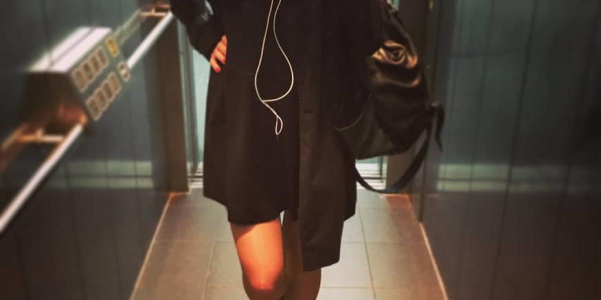 Frau macht im Fahrstuhl ein Selfie