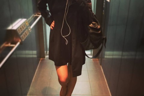 Frau macht im Fahrstuhl ein Selfie