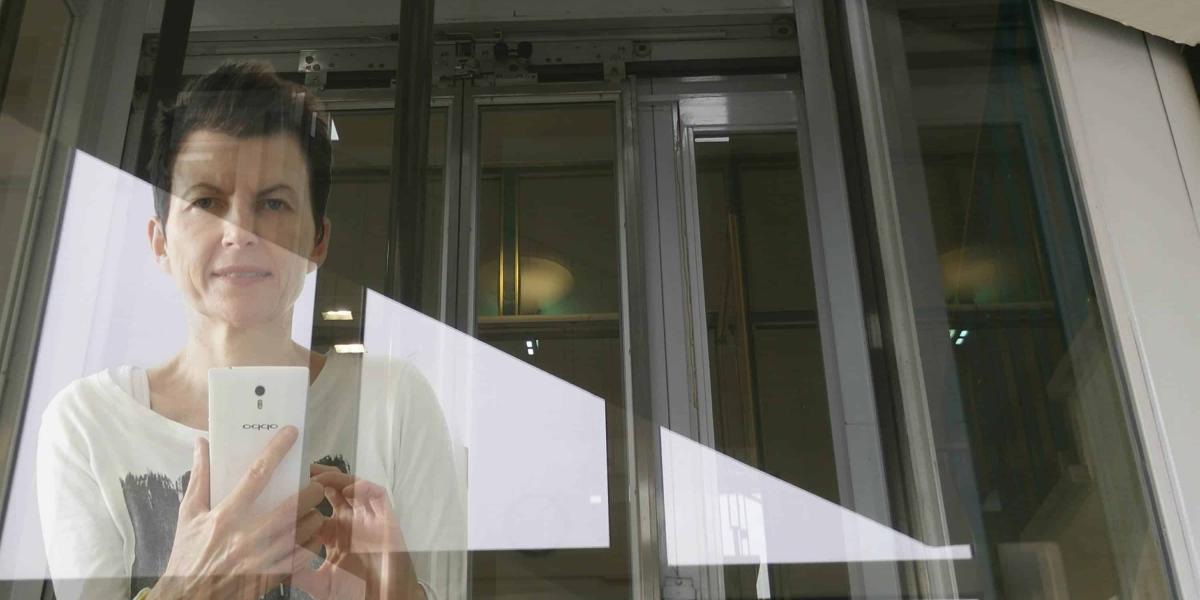 Selfie in einem Fenster von Christine Wassermann