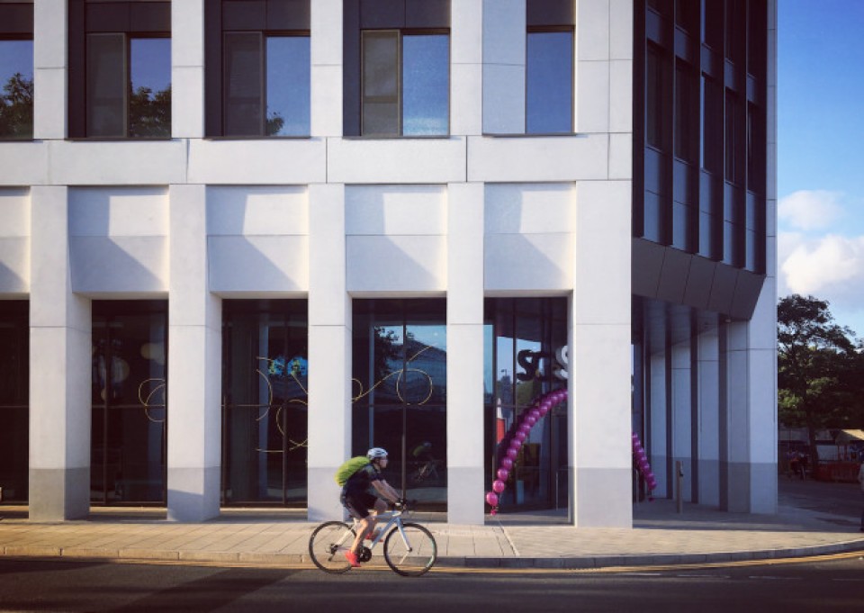 Ein Fahrradfahrer vor dem Apex House.____