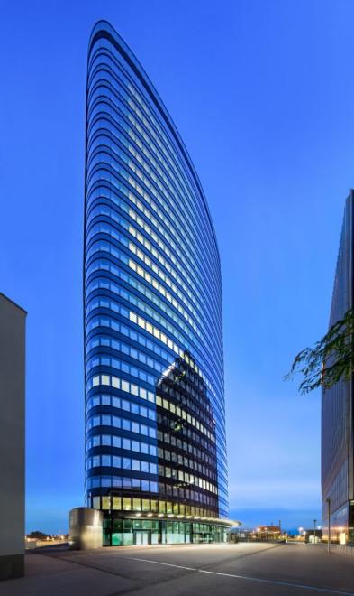 Der Haupteingang des ORBI Tower in Wien öffnet sich zu einem Platz hin
